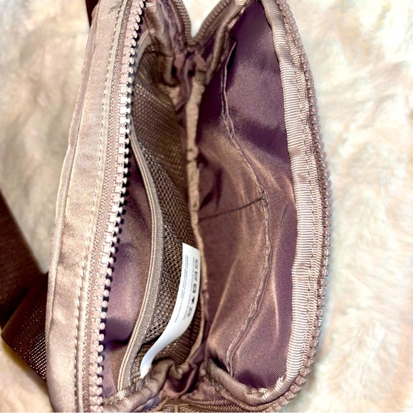 NEW!! Aritzia On-The-Way Bag - Picture 6 of 7